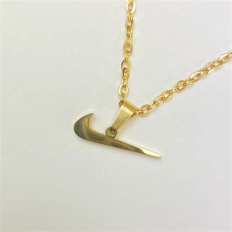 gouden nike ketting|Nike ketting .